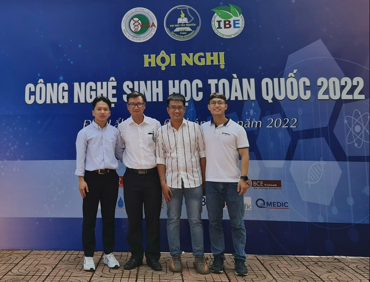 Phước Quyền (trái, ngoài cùng) tham gia Hội nghị công nghệ sinh học toàn quốc năm 2022.