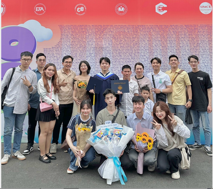 Phước Quyền mặc áo cử nhân (giữa) trong ngày lễ tốt nghiệp cử nhân Trường Đại học Quốc tế – ĐHQG TP.HCM, tháng 12/2025.