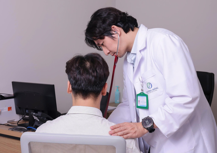 Bác sĩ Đoàn Dư Mạnh thăm khám cho người bệnh. (Ảnh: BSCC)