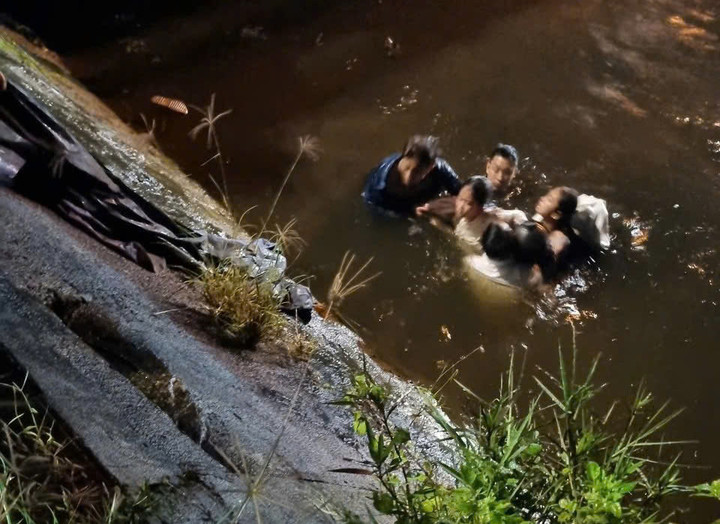 Cha con anh Nguyễn Thành Viên liều mình lao xuống nước sâu và lạnh để cứu người phụ nữ cùng 2 học sinh gặp nạn. (Ảnh: CTV)