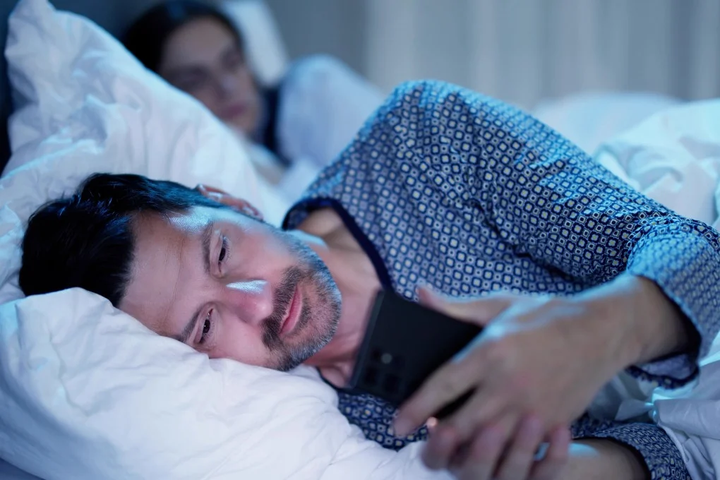 Chồng hay thả tim, bình luận ảnh người phụ nữ khác khiến vợ tổn thương tâm lý. (Ảnh minh họa: iStock)