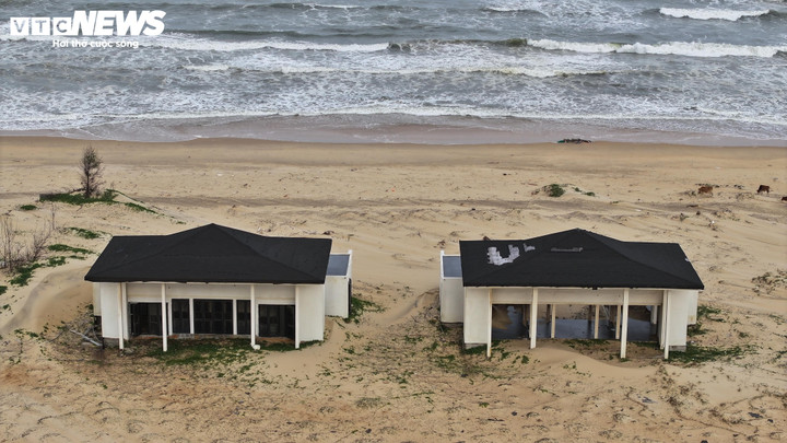 Tại hiện trường dự án, chủ đầu tư Công ty CP Phương Mai Bay chỉ xây dựng dang dở một số hạng mục như: 2 biệt thự mẫu, kè chắn cát bay, bãi đỗ xe, nhà ở nhân viên...