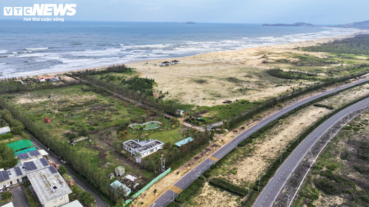 Trước đó tháng 5/2023, Báo Điện tử VTC News có bài viết "Cận cảnh những dự án tại Bình Định bị Thanh tra Bộ KH&ĐT 'điểm tên' sai phạm" trong đó có Dự án Phương Mai Bay Resort thi công một số hạng mục khi chưa có cấp Giấy phép xây dựng và bị xử phạt. Mặc dù được gia hạn sau đó nhưng tiến độ triển khai thực hiện dự án vẫn không tiến triển.