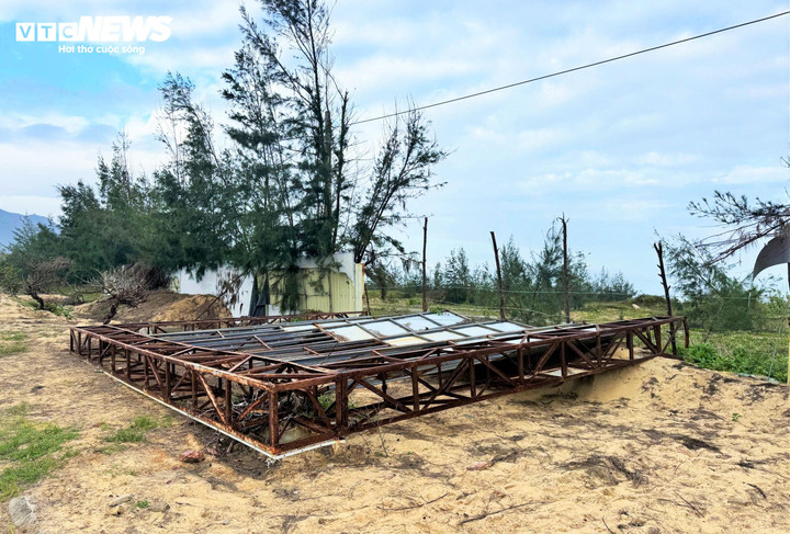 Cổng sắt quảng bá dự án Phương Mai Bay Resort trong tình trạng ngã đổ, gỉ sét vì phơi mưa nắng, chủ đầu tư cũng không muốn dựng lại.