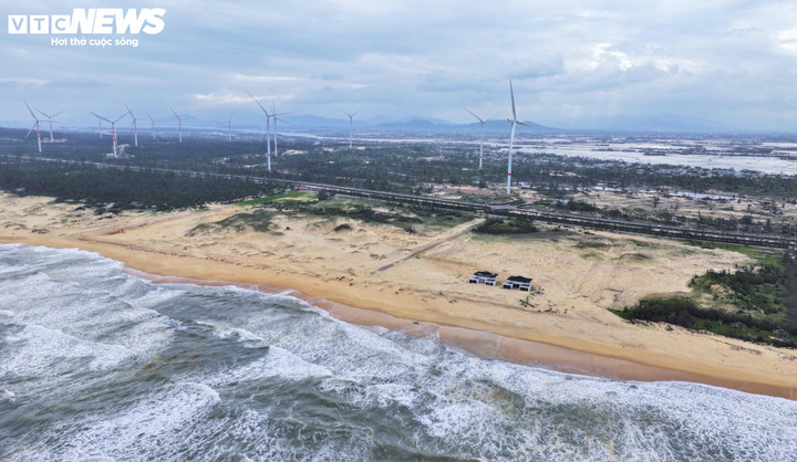 Dự án sở hữu vị trí ven biển đẹp do Công ty CP Phương Mai Bay làm chủ đầu tư với mục tiêu đầu tư xây dựng một resort biển đạt tiêu chuẩn quốc tế 5 sao gồm 600 phòng khách sạn 5 sao; 600 phòng khách sạn 4 sao; 166 phòng biệt thự.