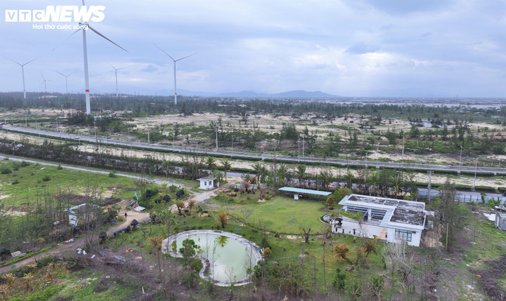 Trên mặt bằng dự án chỉ có các hạng mục nhỏ lẻ như nhà điều hành, khu nhà bảo vệ, khu cây xanh cảnh quan, tường rào cổng ngõ, hệ thống thoát nước, san nền dự án và một số tuyến đường...