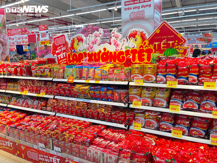 Chị cũng bày tỏ sự hài lòng về giá các mặt hàng Tết năm nay, khi chỉ dao động từ vài chục nghìn đến vài trăm nghìn đồng, phù hợp với túi tiền của người tiêu dùng.