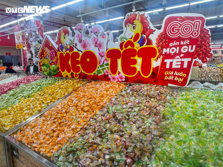 Nếu không muốn chờ đến cận Tết mới dồn dập, chen chúc mua sắm thì người dân Hà Nội đã có thể chọn bánh mứt kẹo, đồ khô, gia vị, nước giải khát, giỏ quà và thậm chí cả thực phẩm tươi sống ngay từ giữa tháng 11 âm lịch.