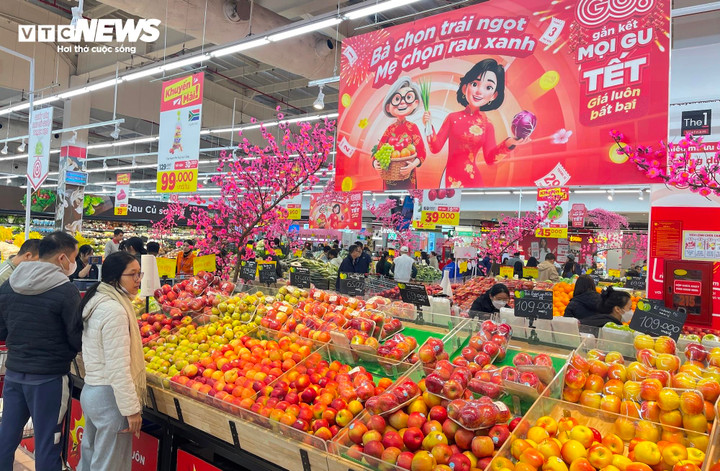 Nhu cầu mua sắm của người dân cũng thay đổi rõ rệt. Thay vì chen chúc những ngày giáp Tết, nhiều gia đình ở Hà Nội đã chọn đi siêu thị từ sớm. "Bây giờ các siêu thị cũng đã ngập hàng Tết rồi, đi mua sắm là hợp lý, vì không phải chen lấn, xếp hàng chờ thanh toán vào dịp cao điểm", chị Mai Lan ở Vĩnh Hưng, Hà Nội nói.