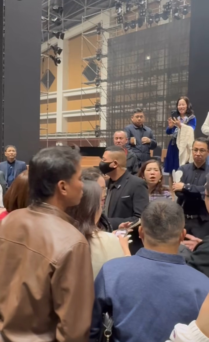 Khán giả lao lên sân khấu, bức xúc, chất vấn đơn vị tổ chức.