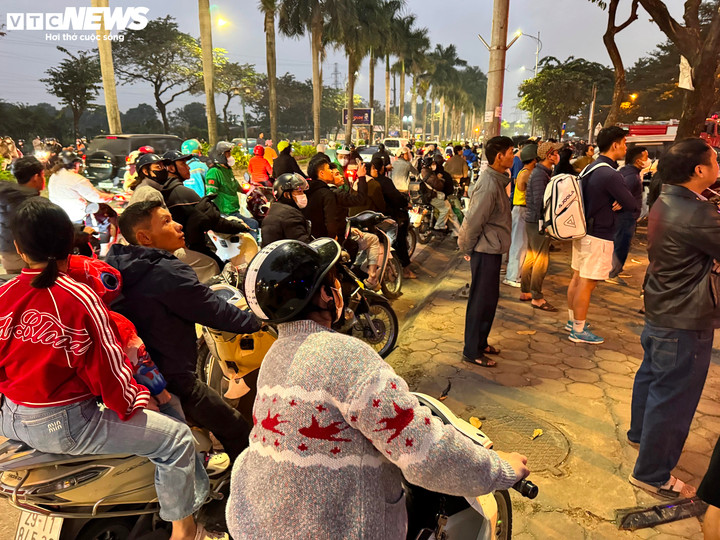 Người dân tập trung theo dõi vụ hoả hoạn.