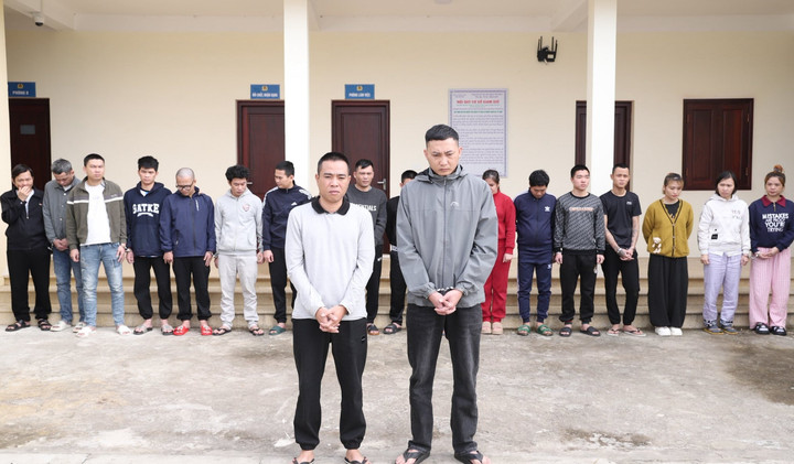 Những người liên quan đến đường dây lừa đảo xuyên quốc gia vừa được Công an Hà Tĩnh phối hợp với Bộ Công an và một số địa phương triệt phá, bắt giữ. (Ảnh: Công an Hà Tĩnh)