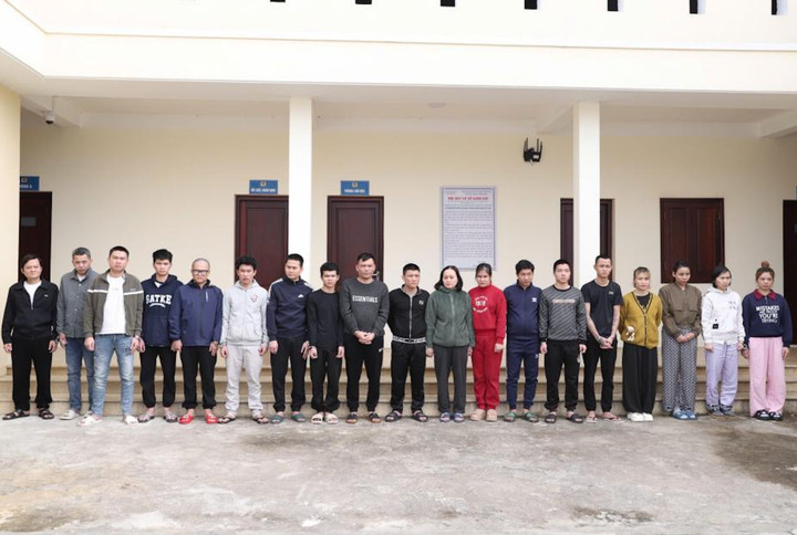 Những kẻ trong đường dây lừa đảo xuyên quốc gia vừa bị triệt phá, bắt giữ. (Ảnh: Công an Hà Tĩnh)