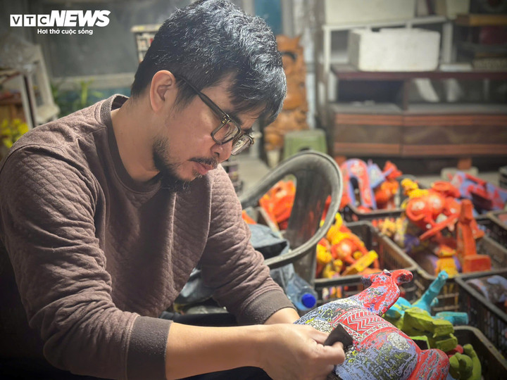 Nghệ nhân Nguyễn Tấn Phát đang hoàn thiện 1 trong số 2026 sản phẩm trong bộ sưu tập "Gióng".