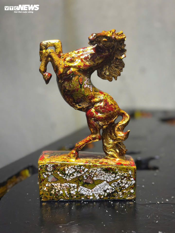 Nghệ nhân chế tác 2026 chú ngựa 'Gióng' đón chào Tết Bính Ngọ - 1