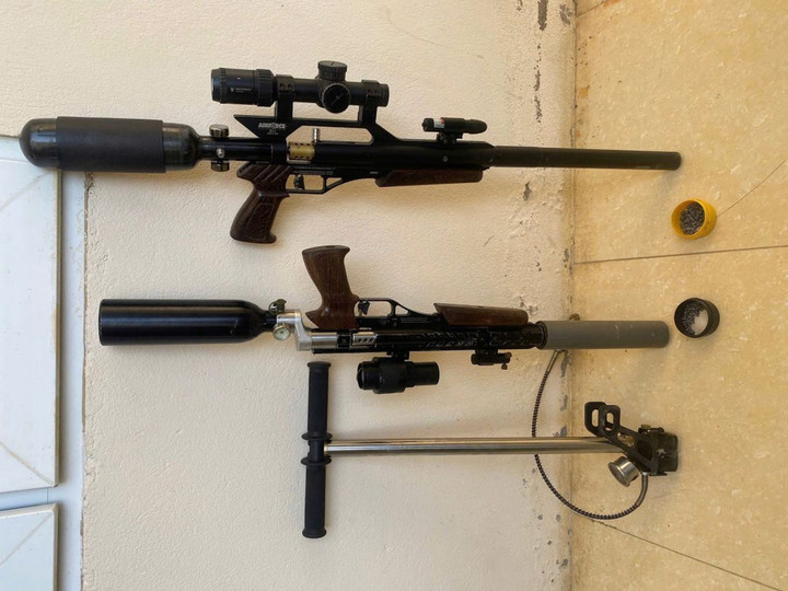 Hai khẩu súng săn loại khí nén mà Ban và Lập mua, cất giấu và sử dụng. (Ảnh: Công an Thanh Hoá)