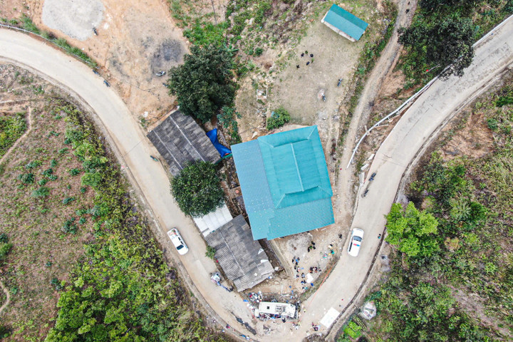 Nơi xảy ra tai nạn là đoạn đường bê tông cua hình chữ S gồm 2 đoạn cua liên tiếp, có độ dốc khoảng 18%. (Ảnh: Văn Đức)