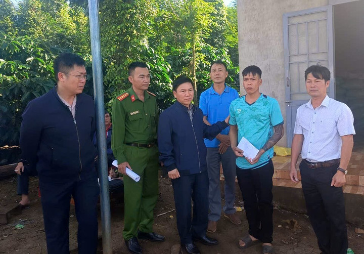 Lãnh đạo địa phương đến thăm hỏi, động viên gia đình.