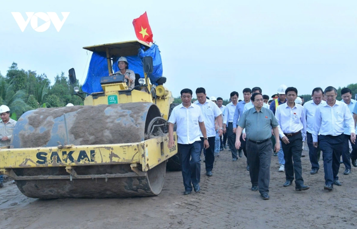 Thủ tướng thị sát, kiểm tra tiến độ thi công Dự án cao tốc Châu Đốc - Cần Thơ - Sóc Trăng tại xã Long Hưng.