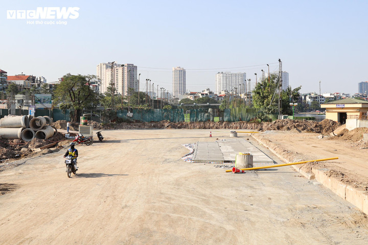 Điểm cuối dự án đang bị chặn bởi hai khu sân bóng đá tư nhân. Theo quy hoạch, tuyến sẽ được đầu tư nối với đường Nguyễn Trãi, song đến nay vẫn chưa triển khai thi công.