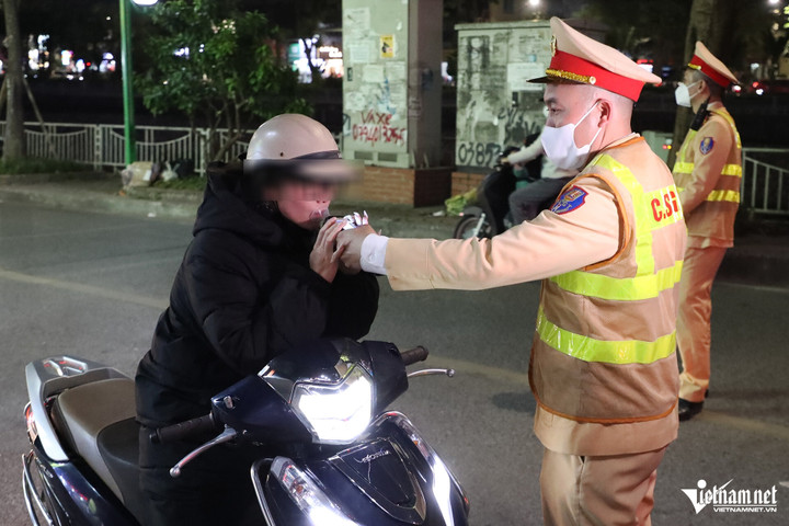 Cảnh sát hóa trang gần nhà hàng, ghi hình tài xế uống rượu bia vẫn lái xe - 8