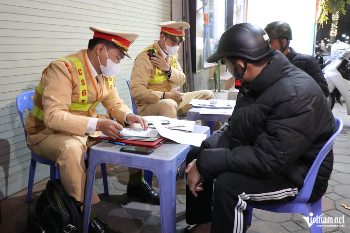 Qua kiểm tra, tài xế V.N. (SN 2004, quê Nghệ An) vi phạm nồng độ cồn ở mức 0,194 mg/L khí thở. Tài xế cho biết do nghĩ uống ít, đi quãng đường gần nên chủ quan điều khiển xe. Với hành vi điều khiển xe máy khi trong hơi thở có nồng độ cồn chưa vượt quá 0,25 mg/L khí thở, tài xế V.N. bị phạt 2,5 triệu đồng, trừ 4 điểm giấy phép lái xe và tạm giữ phương tiện 7 ngày.