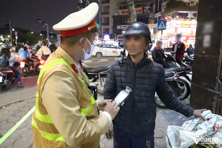 Tương tự, tài xế N.V.K. (quê Phú Thọ) bị phát hiện vi phạm nồng độ cồn 0,364 mg/L khí thở. Tài xế cho biết sau buổi lao động mệt nhọc có uống vài cốc bia “cho mát”, không nghĩ sẽ vi phạm và cam kết rút kinh nghiệm, không điều khiển phương tiện sau khi sử dụng rượu, bia.