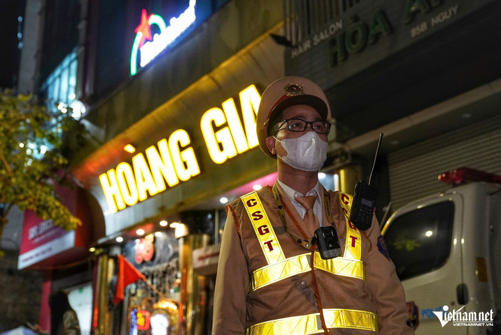 Trong tối cùng ngày, Đội CSGT đường bộ số 6 triển khai chốt kiểm soát “2 lớp” trên cùng một tuyến đường, với hai tổ công tác công khai cách nhau khoảng 500m để kịp thời ngăn chặn người vi phạm né tránh, bỏ chạy.