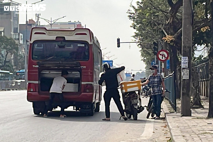 Bất chấp 'mắt thần' AI, xe khách vẫn ngang nhiên dừng đón trả khách giữa đường - 5