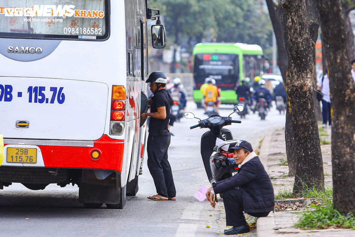 Bất chấp 'mắt thần' AI, xe khách vẫn ngang nhiên dừng đón trả khách giữa đường - 6