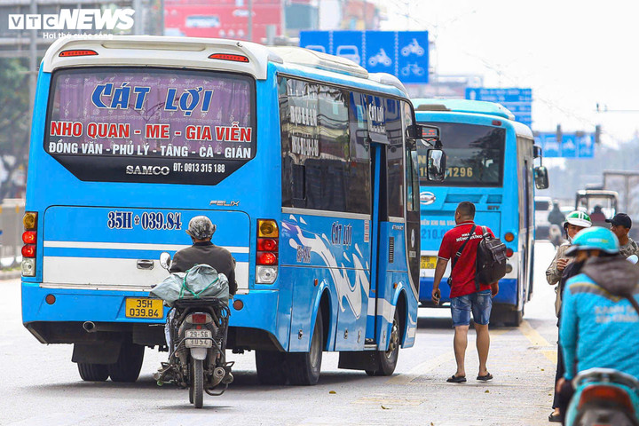 Theo ghi nhận của PV Báo Điện tử VTC News trong những ngày cuối năm 2025, tại trục đường Giải Phóng, nhiều xe khách dừng đỗ lấy hàng hoá dọc đường, đón trả khách sai quy định.