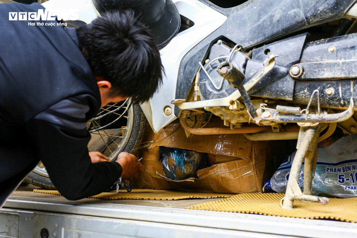 Bất chấp 'mắt thần' AI, xe khách vẫn ngang nhiên dừng đón trả khách giữa đường - 13