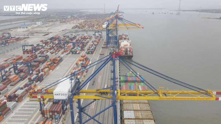 Cảng Lạch Huyện thuộc hệ thống cảng cửa ngõ quốc tế của Hải Phòng đã và đang được đầu tư mở rộng mạnh mẽ nhằm thúc đẩy vai trò của thành phố như một điểm trung chuyển hàng hóa quốc tế. Trong năm 2025, Hải Phòng lần lượt khánh thành và đưa vào sử dụng 4 cảng container số 3, 4, 5, 6 tại khu bến cảng Lạch Huyện.