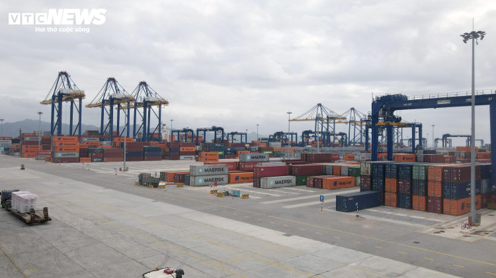 Theo quy hoạch, đến năm 2030, khu bến Lạch Huyện có từ 13 đến 16 bến cảng (gồm 14 đến 18 cầu cảng), đáp ứng nhu cầu thông qua hàng hóa từ 61,4 triệu tấn đến 90 triệu tấn, hành khách từ 10,5 nghìn đến 11 nghìn lượt.