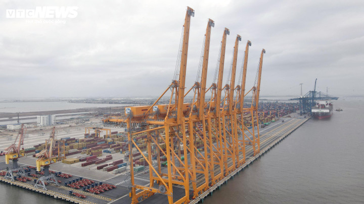 Bến cảng dài 2 bến 750m, độ sâu -16m, đủ khả năng tiếp nhận tàu mẹ 165.000 DWT (14.000 TEUs) và tàu 200.000 DWT giảm tải, cùng bến sà lan và hệ thống thiết bị xếp dỡ tiên tiến.