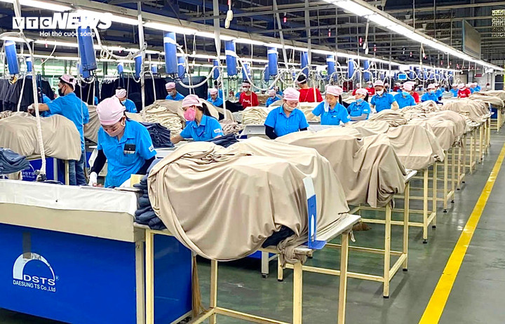 Công nhân làm việc bên trong Công ty TNHH Panko Vina.