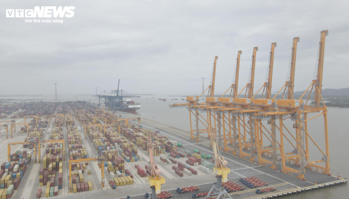 Việc đưa vào vận hành 2 bến container mới sẽ giúp nâng tổng công suất xếp dỡ của Cảng Hải Phòng thêm khoảng 1,35 đến 1,5 triệu TEU/năm, mở rộng quy mô khai thác, thúc đẩy tăng trưởng mạnh mẽ lĩnh vực dịch vụ logistics, qua đó nâng cao năng lực cạnh tranh cho hàng hóa xuất nhập khẩu của Việt Nam trên thị trường quốc tế.