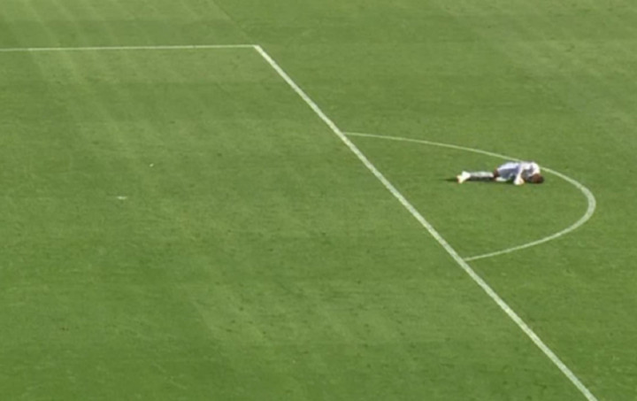 Khoảnh khắc thủ môn Monged Elneel của Sudan đột ngột ngã gục xuống mặt cỏ. (Nguồn: BeSoccer)