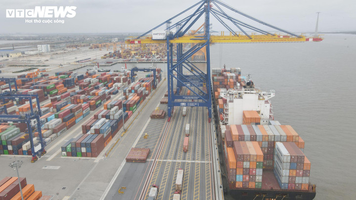 Trước đó, ngày 5/4, Cảng container quốc tế Hateco Hải Phòng (HHIT) - cảng số 5, 6 được khánh thành và đưa vào sử dụng. Đây là một trong những dự án hạ tầng cảng biển nước sâu đầu tiên tại Việt Nam được đầu tư hoàn toàn bằng nguồn vốn tư nhân.