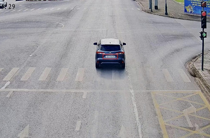 Ô tô vượt đèn đỏ. (Ảnh: Công an Bắc Ninh)