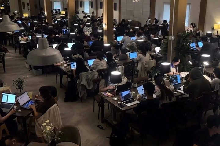 Hình ảnh cả trăm người học tập và làm việc tại quán cà phê gây "sốt" mạng xã hội. (Ảnh: Luân Phi)