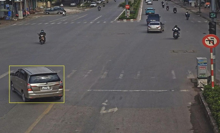 Ô tô rẽ trái tại nơi có biển cấm rẽ trái tại phường Bắc Ninh, tỉnh Bắc Ninh. (Ảnh: Công an Bắc Ninh)