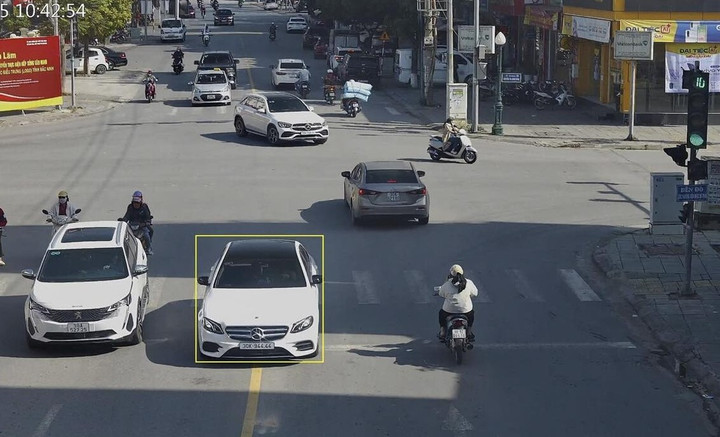 Xe ô tô lấn làn. (Ảnh: Công an Bắc Ninh)