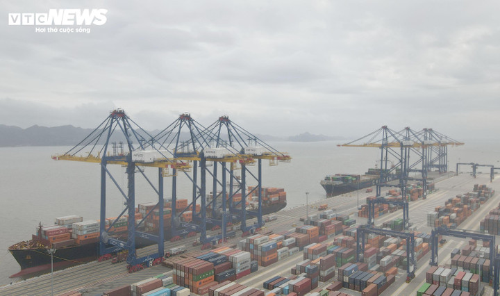 Cảng container quốc tế Hateco Hải Phòng rộng 73 ha, cầu bến dài 900 m, độ sâu trước bến từ -16,8 m đến - 18,4 m. Cảng có khả năng tiếp nhận cùng lúc 2 tàu container cỡ lớn lên tới 200.000 DWT (≥ 18.000 TEU), chiều dài tàu tối đa 400m.