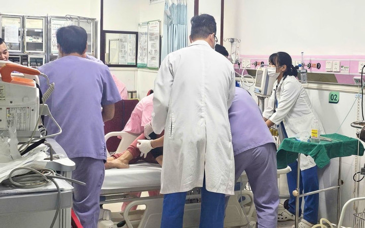 Ê-kíp bác sĩ BVĐK Hồng Ngọc đang khẩn trương cấp cứu cho người bệnh.
