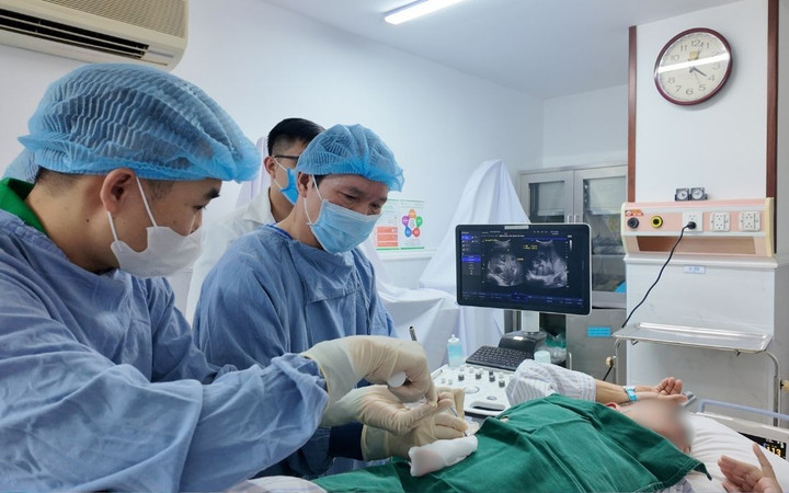 Ê-kíp bác sĩ Nội Tiêu hóa - BVĐK Hồng Ngọc - thực hiện dẫn lưu đường mật qua da dưới hướng dẫn của siêu âm.