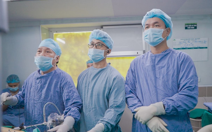 TS.BS Đỗ Tuấn Anh và ê-kíp bác sĩ tiến hành phẫu thuật nội soi cắt bỏ túi mật hoại tử cho người bệnh.