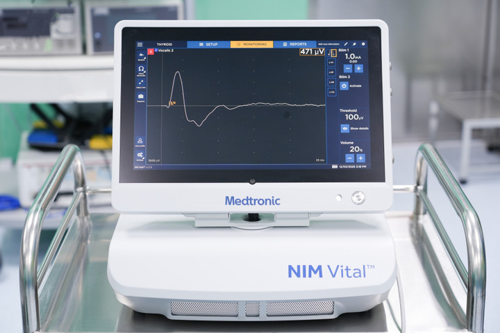 Máy dò thần kinh NIM Vital thế hệ mới được áp dụng thường quy trong phẫu thuật Đầu - cổ tại BVĐK Hồng Ngọc.