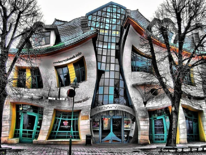 Ngôi nhà “xiêu vẹo” tại Sopot, Ba Lan hoàn thành vào năm 2003 và nhanh chóng trở thành điểm nhấn kiến trúc của thành phố biển này. Thiết kế công trình lấy cảm hứng từ những bức tranh minh họa giàu tính tưởng tượng của hoạ sĩ Jan Marcin Szancer cùng phong cách hội họa của hoạ sĩ Per Dahlberg. Sự kết hợp này tạo nên công trình kiến trúc độc đáo và bất cứ ai khi đặt chân đến đây cũng đều cảm tưởng như mình đang bị ảo giác.