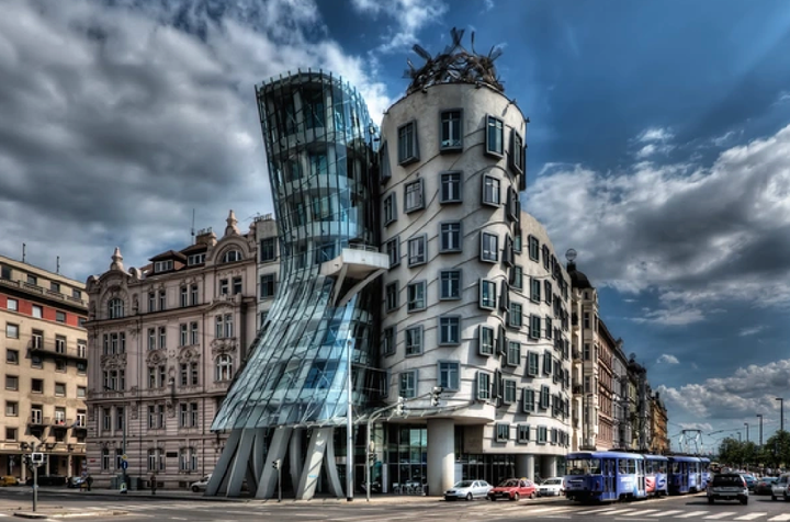 Tòa nhà nhảy múa hay còn gọi với cái tên "Fred và Ginger" (Cộng hòa Séc) là biệt danh dành cho tòa văn phòng của một công ty lớn vùng bờ sông Rašín ở Praha. Khi được xây dựng, thiết kế đặc biệt của tòa nhà gây khá nhiều tranh cãi, bởi vào thời điểm đấy nó đi ngược với lối kiến trúc Baroque, Gothic đặc trưng của Praha.